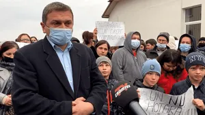 Protest al elevilor, părinţilor şi profesorilor la o şcoală din Suceava faţă de decizia de a ţine unitatea închisă din cauza nevaccinaţilor
