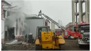 Incendiu puternic la fabrica de încălţăminte Clujana. Pompierii au intervenit de urgenţă