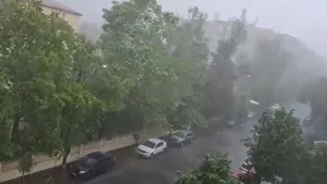 Alertă de fenomene severe pentru Bucureşti şi alte judeţe. Ploi torenţiale, rafale de vânt de până la 90 km la oră şi grindină. A fost emis mesaj Ro-Alert