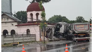 Accident grav în Dâmboviţa. Un camion care circula cu viteză mare a intrat într-o biserică