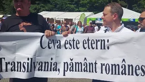 Scandal în timpul discursului lui Viktor Orban de la Băile Tușnad. Românii au venit cu bannere pe care au scris ”Transilvania, pământ românesc”