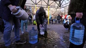 Locuitorii Kievului stau la coadă la cișmelele publice, după bombardamentele rușilor de luni care i-au lăsat fără apă