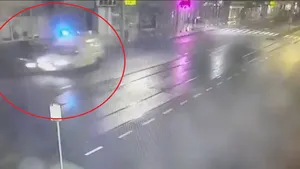 VIDEO Ambulanță, aflată în misiune, lovită de o mașină condusă de un șofer beat