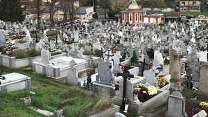 Mormintele unui cimitir din Alba au luat-o la vale. Unele au ajuns în drum: „Am ajuns să punem luminări în rigolă”