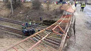 Trafic feroviar blocat pe Valea Prahovei. Un autoturism a căzut de pe un pod și s-a răsturnat pe calea ferată