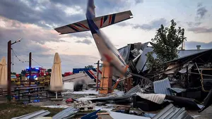 VIDEO Avion prăbuşit peste o clădire din cauza furtunii: 5 morţi şi cel puţin 7 răniţi