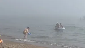 VIDEO - Fenomen spectaculos la malul Mării Negre. Ceață densă pe plajă pe litoralul românesc