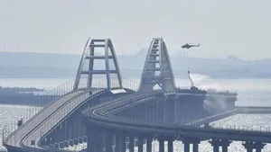 Circulaţia pe podul Crimeei a fost întreruptă din pricina unei 