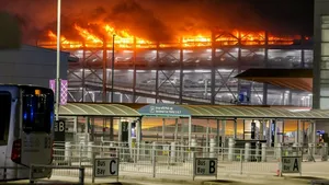 Incendiu devastator pe Aeroportul Luton, folosit inclusiv pentru curse din România. Zeci de zboruri au fost anulate