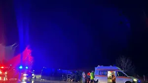 Autocar răsturnat pe DN2 E85. Un bărbat și un copil au ajuns la spital