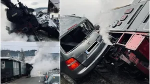 Mocănița Moldovița, răsturnată de pe şine după impactul cu o mașină! 20 de pasageri se aflau în tren