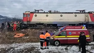 Cod roşu de intervenţie la Bacău. Maşină spulberată de tren, doi tineri au murit pe loc VIDEO