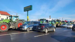 Protestele transportatorilor şi fermierilor, ziua 8. Protestatarii blochează intrarea în București și ieșirea din România. Transportatorii vor să discute cu premierul despre rambursarea ”supraaccizei” la carburanţi şi RCA