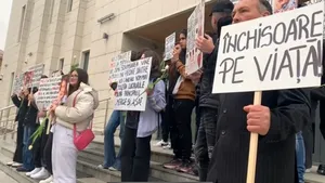 Protest în lacrimi la Craiova. Colegii elevei ucise în Grădina Botanică vor dreptate, tatăl Melisei a atacat duba poliţiei