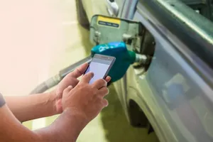 Cât trebuie să scoată, astăzi, românii din buzunare pentru un plin de benzină sau motorină