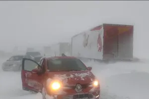 Ședință de urgență la Guvern: Cod portocaliu de ninsori și viscol în București și sud-estul țării