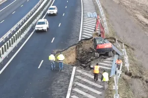 VIDEO: Imagini halucinante din România: Autostrada A10 s-a rupt. „Dorel a comis-o din nou”.