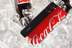 Coca-Cola lansează primul smartphone marcă proprie în colaborare cu Realme, în primăvara lui 2023