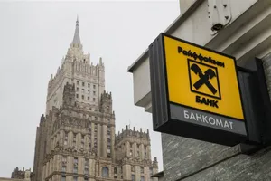 Raiffeisen Bank face demersuri să se rupă de Rusia. A anunțat majorarea comisioanelor cu 50% pentru transferurile în dolari