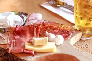 Care sunt alimentele ce pot provoca cancer. Se regăsesc pe rafturile tuturor magazinelor, iar mulți români le consumă zilnic
