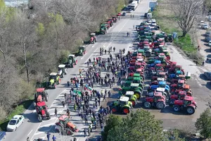 Vama Giurgiu, blocată pe ambele sensuri din cauza protestelor! Fermierii bulgari au ieșit în stradă