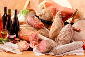 Producătorii de mezeluri sunt disperaţi: „O creştere istorică a preţului materiei prime”