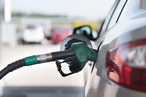 Carburanții se scumpesc din nou. Benzina a ajuns la un preț mediu de 8,74 lei pe litru, iar motorina la 9,12 lei pe litru