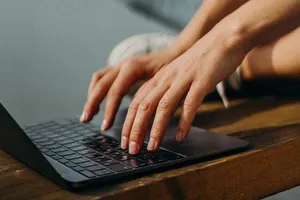 DNSC avertizează: Atacurile cibernetice pot începe cu o simplă conversație. Cum recunoști ingineria socială