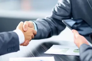 Antreprenorii români, sufocați de birocrație: Un an de așteptare pentru vizele muncitorilor străini