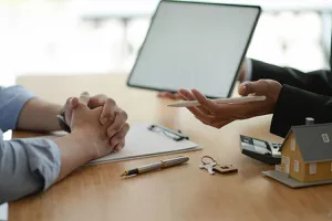 Românii fără asigurare: O vulnerabilitate financiară majoră în fața neprevăzutului