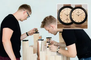 Doi suceveni au dat lovitura cu o afacere unică în România! Ruben și Iosif produc ceasuri din lemn, cu un design desăvârșit