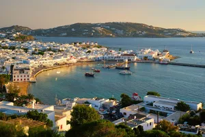 O insulă de lângă Mykonos este scoasă la vânzare. Câți bani trebuie să scoți din buzunar pentru locul de poveste