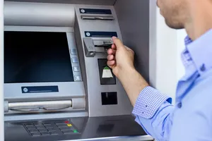 S-a terminat cu retragerile de la bancomat. Cum faci rost de numerar dacă îți ții economiile pe card