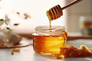 Trend inedit printre apicultorii români! Cât costă mierea cu foiță de aur și de unde se poate cumpăra
