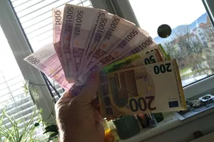 INS: Salariul mediu net a scăzut cu 2,7% în mai, la 5.684 de lei