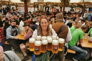 Cea mai scumpă bere din istoria Oktoberfest. Cât va costa o halbă la cel mai mare festival al berii din lume