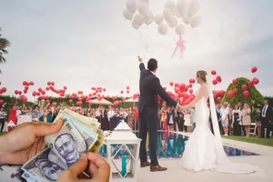 Viitorii miri, îngroziţi de „taxa pe darul de nuntă”. Cât trebuie să plătească cei care „câștigă” 30.000 de euro