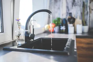 Orașul din România unde apa de la robinet e interzisă. Autoritățile încearcă să găsească o soluție