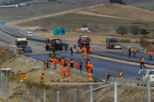 Inspectorii ITM Buzău au descoperit aproape 200 de muncitori „la negru” pe şantierul Autostrăzii A7. Angajatorul a fost amendat cu 200.000 de lei