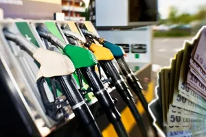 Carburanții se apropie de praguri record: benzina standard a trecut de 10 lei pe litru în unele stații