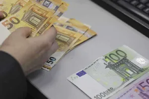 Român obligat să plătească despăgubiri de peste 1 milion de euro, după ce fosta soție a delapidat banca unde lucra. Femeia a murit în timpul anchetei, lăsându-i bărbatului moștenire un proces. Întreaga acțiune era condusă de două surori