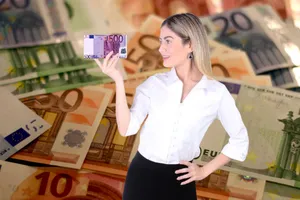 Nou ajutor financiar pentru români. Cine primește 100 de euro la al 13-lea salariu