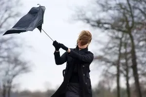 Vânt puternic în toată țara. Patru județe sub Cod galben, Bucureștiul se răcește treptat