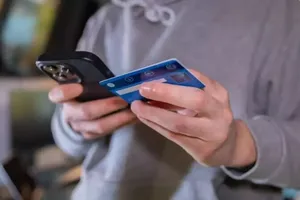 Escrocherie de tip „accidentul” în Capitală. Un vârstnic de 87 de ani a pierdut 20.000 de lei