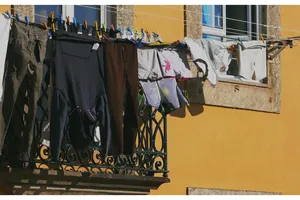 Rufe întinse la bloc, amendate în unele orașe: Sancțiuni de până la 2.000 de lei pentru încălcarea regulilor locale