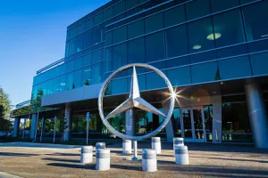 Mercedes-Benz oferă angajaților sume de peste 500.000 de euro. Care este condiția impusă de companie