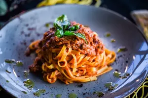 Trucuri pentru un sos de paste perfect legat şi uşor de digerat. 9 secrete ale italienilor bătrâni
