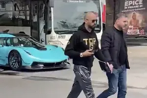 Tristan Tate a spart baia de ulei a bolidului de 4 milioane de euro pe străzile din Bucureşti. Poliţia anunţă că il investighează pe milionar