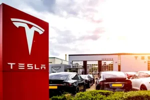 Un român a primit despăgubiri de 60.000 de lei de la Tesla, în urma unei hărțuiri. Compania a fost obligată să-l reangajeze