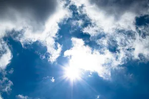 Cum va fi vremea în mini-vacanța de 1 Mai. Ce fenomene meteo ar putea strica petrecerile de Ziua Muncii